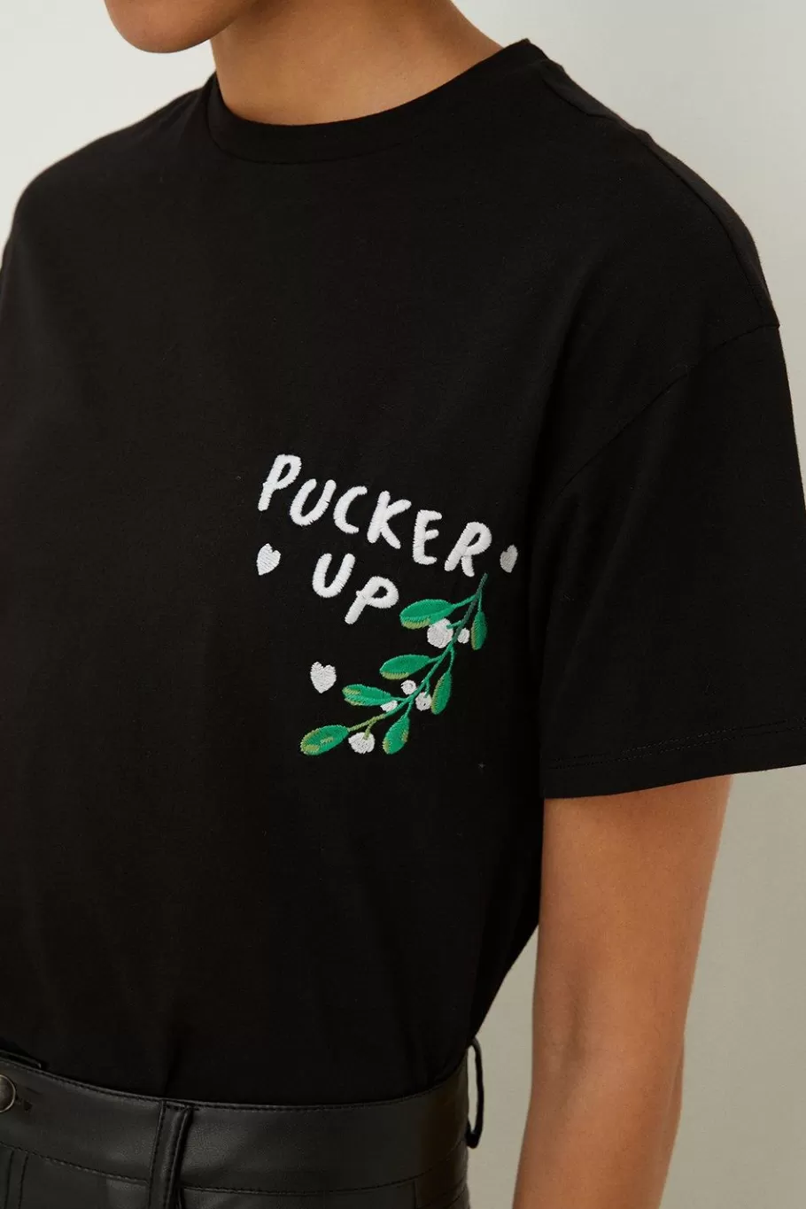 Oasis Pucker Up Mistletoe Christmas T-Shirt Black Shop